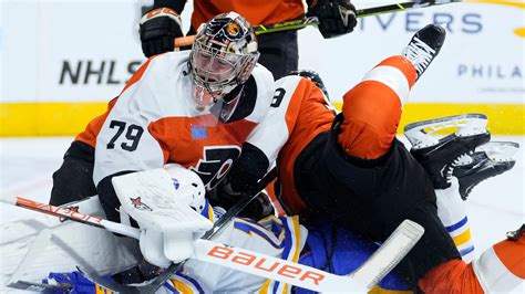 Goaltender Hart leaves Flyers game early with “mid-body” injury